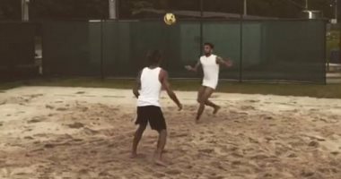 شاهد.. الإبداع لا يتوقف فى عطلة نيمار ودانى ألفيس