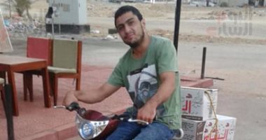 بالصور.."محمود" سورى تحدى الغربة والإعاقة ويبيع الحلوى بكافتيريات العاشر