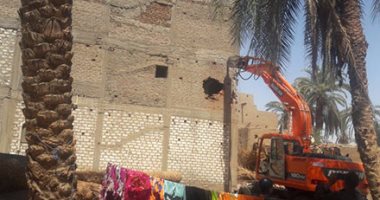 بالصور.. أمن قنا يهدم منزل "رمانة" أخطر تجار السلاح بقرية الحجيرات