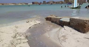 بالصور.. اختلاط مياه الصرف بمياه البحر فى شاطئ الفيروز بمطروح