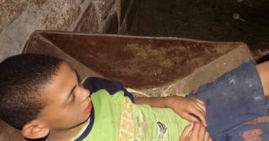 بالصور.. أم تعذب طفلها المصاب بكهرباء فى المخ بحبسه داخل زريية مواشى
