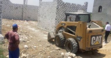 بالصور.. إزالة التعديات على الأراضى الزراعية فى قرية البياضية بالقنطرة غرب