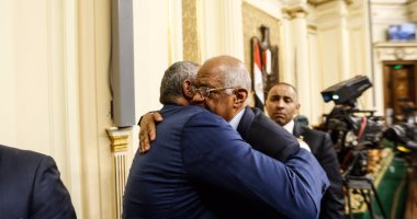 بالصور.. عبد العال ينهى دور الانعقاد الثانى بالقبلات والأحضان