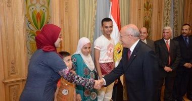 محمد العصار يكرم أول المدرسة الفنية الثانوية على مستوى الجمهورية من ويعينه