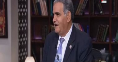 مستشار وزير البيئة يتحدث عن القناديل برابطة عنق "عالم البحار"