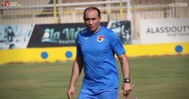 صور .. على ماهر يصحح أخطاء لاعبى الأسيوطى قبل مواجهة النصر