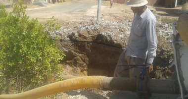 بالصور.. رئاسة مركز الداخلة تنتهى من إصلاح عطل فى خط مياه شرب رئيسى
