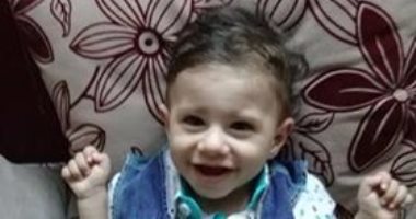 أب يناشد المسئولين بعلاج ابنه المصاب بثقب فى القلب
