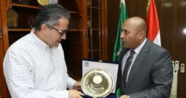 بالصور.. محافظ المنوفية يستقبل وزير الآثار بمكتبه ويهديه درع المحافظة