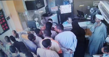 بعد هبوط الدولار.. إقبال من المواطنين على تغييره بفروع بنك مصر