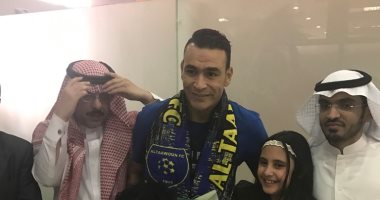 التعاون السعودى يطمئن على إصابة الحضرى