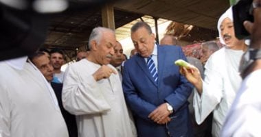 محافظ الجيزة يناشد المواطنين شراء الخضروات والفاكهة من سوق الجملة بأكتوبر