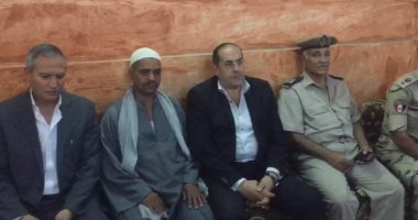 بالفيديو.. محافظ سوهاج ومدير الأمن يقدمان واجب العزاء لشهيدى الواجب فى حادث رفح