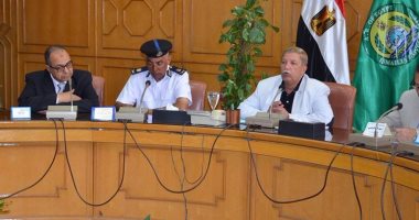 محافظ الإسماعيلية يجتمع بلجنة استرداد الأراضى.. ويؤكد: التقنيين للجادين فقط