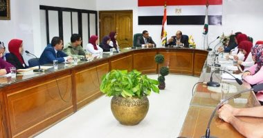 محافظ سوهاج يلتقى طلبة كلية الاقتصاد بجامعة بنى سويف لبحث مبادراتهم