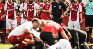 بالفيديو.. انهيار لاعب داخل الملعب يلغى ودية أياكس وفيردر بريمن