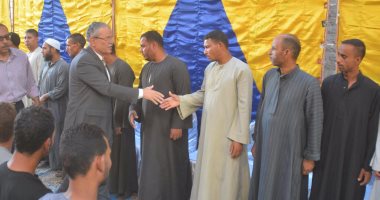 بالصور.. محافظ المنيا يقدم واجب العزاء لأسرة شهيد بحادث سيناء الإرهابى