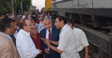 بالصور.. محافظ بنى سويف يتفقد موقع خروج جرار عن القضبان