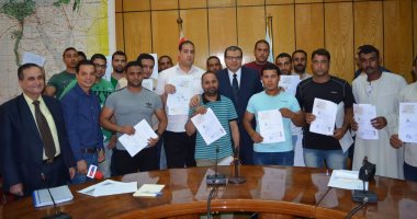 وزير القوى العاملة يسلم 27 عاملا عقود للعمل بإحدى دول الخليج