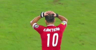 بالفيديو.. متعب ينحنى لجماهير الأهلى بعد إهدار هدف مؤكد أمام القطن