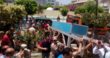 بالصور.. إغماء زوجة الشهيد الشبراوى لحظة  وصول جثمانه للشرقية