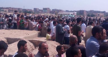 بالصور.. الآلاف يشيعون جثمان الشهيد على حسن ابن القليوبية