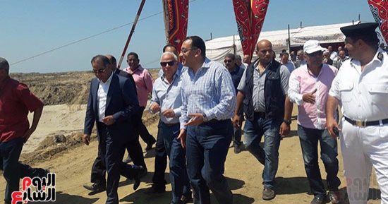 بالصور.. وزير الإسكان يضع حجر الأساس لمحطة تحلية مياه البحر غرب بورسعيد