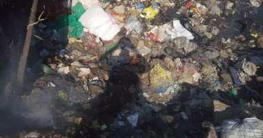 بالصور.. القمامة تحاصر أهالى قرية "حلابة" بالقليوبية