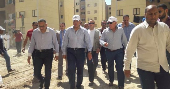 بالصور.. وزير الإسكان يتفقد مشروعات إسكان العشوائيات ببورسعيد