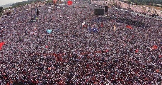 بالفيديو والصور.. عشرات الآلاف من الأتراك يتظاهرون ضد أردوغان بإسطنبول