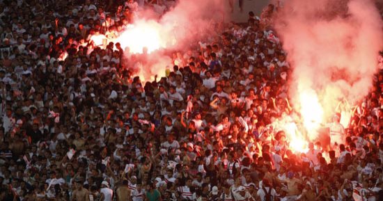 جماهير الزمالك تطالب اللاعبين بخلع "التيشرت" ومشادات مع إبراهيم صلاح