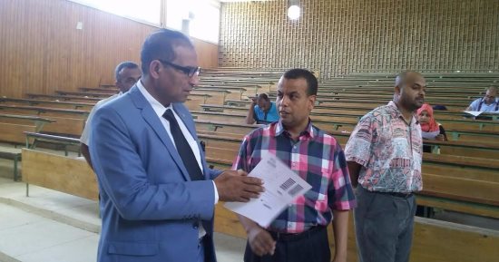 رئيس جامعة أسوان يتفقد امتحانات التعليم المفتوح