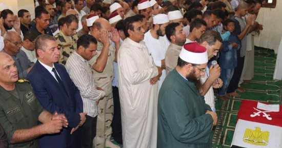 محافظ كفر الشيخ يكرم أسرة شهيد برحلة عمره و إطلاق اسمه على أحد المدارس 