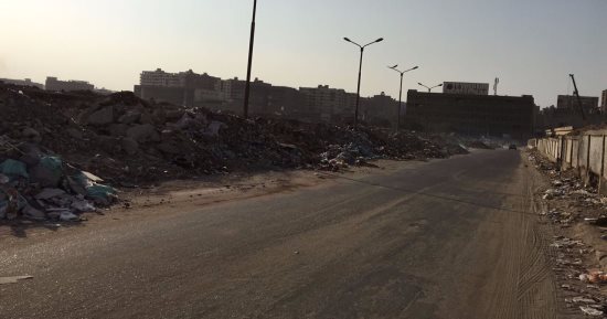 بالصور.. مخلفات المبانى تحتل إحدى حارات شارع سور المطار بمصر الجديدة