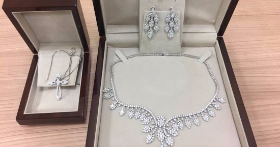 ضبط أمريكى بالمطار حاول تهريب مشغولات ذهبية مرصعة بالألماس بـ2 مليون جنيه