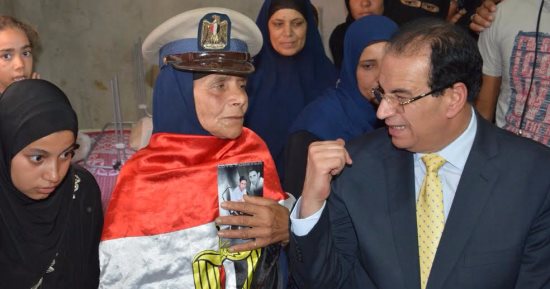 بالفيديو.. محافظ الدقهلية يقدم واجب العزاء لأسرة شهيد  ووالدته تستقبله بعلم مصر 