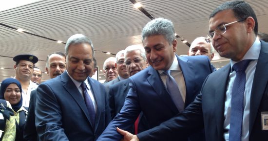 وزير الطيران يفتتح فرع الأسواق الحرة بمبنى "2" الجديد