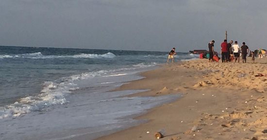 بالصور.. الأسر تتسابق لحجز أماكنها على شواطئ العريش الخالية من الإزعاج