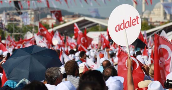 قبل أيام من ذكرى حركة الجيش.. الأتراك يرفعون شعار "العدالة" فى وجه النظام التركى.. محتجون يرفعون كارت أحمر لأردوغان وإعلام النظام يتجاهلهم.. أوروبا تمنع إحياء الذكرى على أراضها.. ومصادر: انتفاضة شعبية 15 يوليو