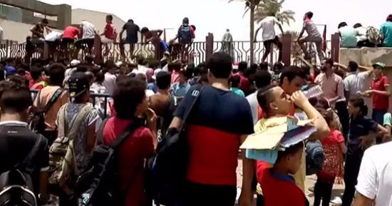 بالفيديو.. زحام شديد أمام النادى الأهلى لشراء استمارات اختبار الناشئين