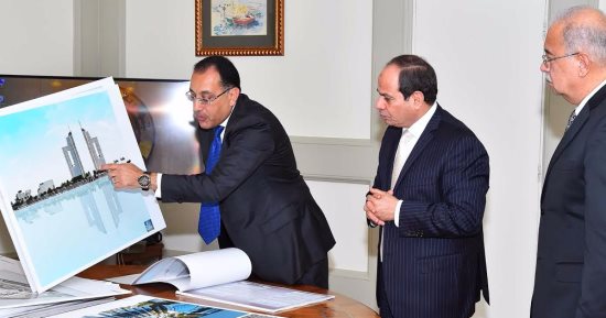 السيسي يجتمع بوزيرى الإسكان والاستثمار بحضور شريف إسماعيل.. دراسة عرض مقدم من "سى إف إل دى" لبناء مصانع بالعاصمة الإدارية بـ4 مليارات دولار.. والرئيس يؤكد أهمية الالتزام بمواعيد تنفيذ إنشاءات المدن الجديدة