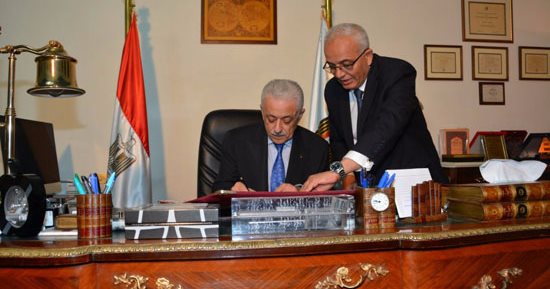 بالصور.. الناجح يرفع إيده.. وزير التعليم يعتمد نتيجة الثانوية.. 55 طالبا وطالبة يتلقون تهنئة الوزير..والأوائل يكشفون لليوم السابع سر التفوق.. الأولى: كنت بذاكر 6 ساعات.. والثانى مكرر: اعتمدت على الدروس الخصوصية