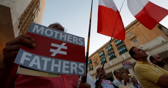 بالصور..تظاهرات فى مالطا ضد مشروع قانون يسمح بزواج المثليين
