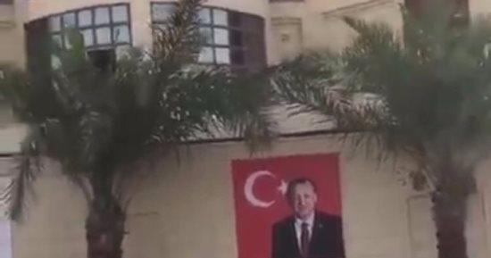 بالصور.. رفع علم تركيا وصور أردوغان على منازل القطريين وسط الدوحة