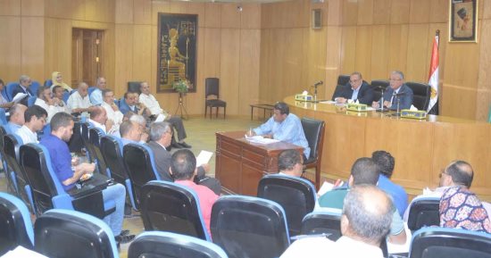  محافظ المنيا يكلف رؤساء المدن بوضع جدول زمنى لتنفيذ المشروعات المتعثرة