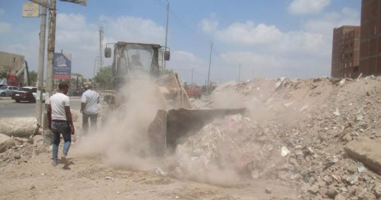 رفع 850 طن مخلفات بناء وقمامة من على جوانب طريق المنصورة الدائرى 