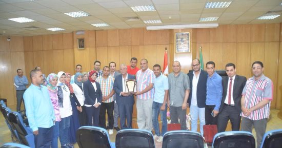 محافظ المنيا يكرم الشباب المشاركين فى متابعة تنفيذ حملات الإزالة