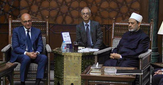 بالصور.. شيخ الأزهر يستقبل رئيس لجنة الدفاع والحريات بمجلس الشيوخ الإيطالى