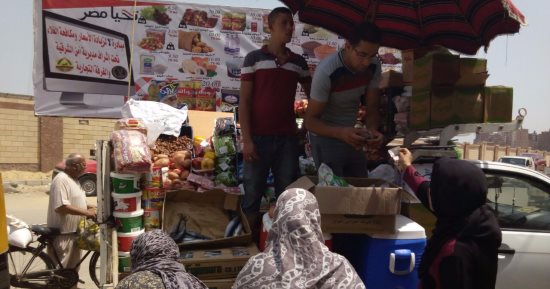 بالصور.. مديرية أمن الشرقية توجه سيارات لبيع السلع بأسعار مخفضة بالزقازيق