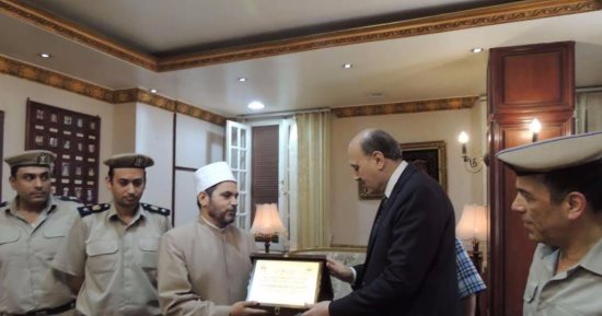 وكيل الأزهر بالشرقية يهدى مدير الأمن درع  المنطقة لجهوده الأمنية